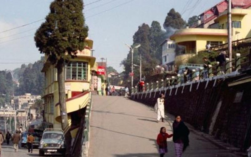Nehru Road, Darjeeling, West Bengal - Vushii.com Nehru Road, Darjeeling, West Bengal - Vushii.com